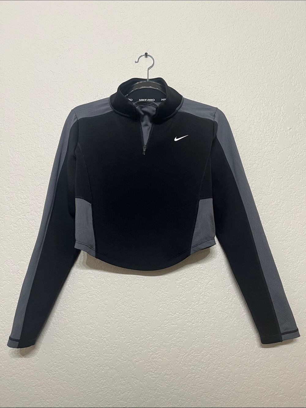 Nike Women’s NIKE PRO Black and Gray Cropped 1/4 Zip Performance Active Top